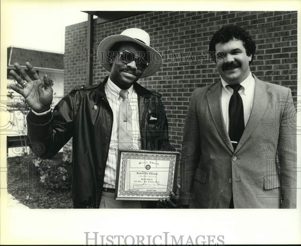 1986 Press Photo Robert Thomas receives Rotary Club Award, Texas - saa39551- Historic Images