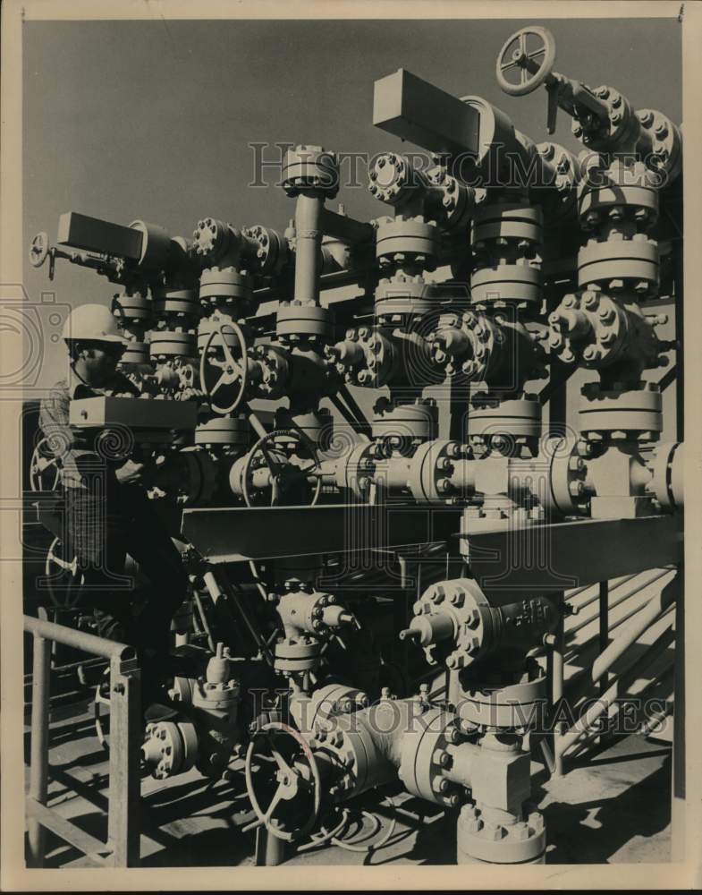 1975 Press Photo A-Maze-Ing oil drilling machine. - saa39952