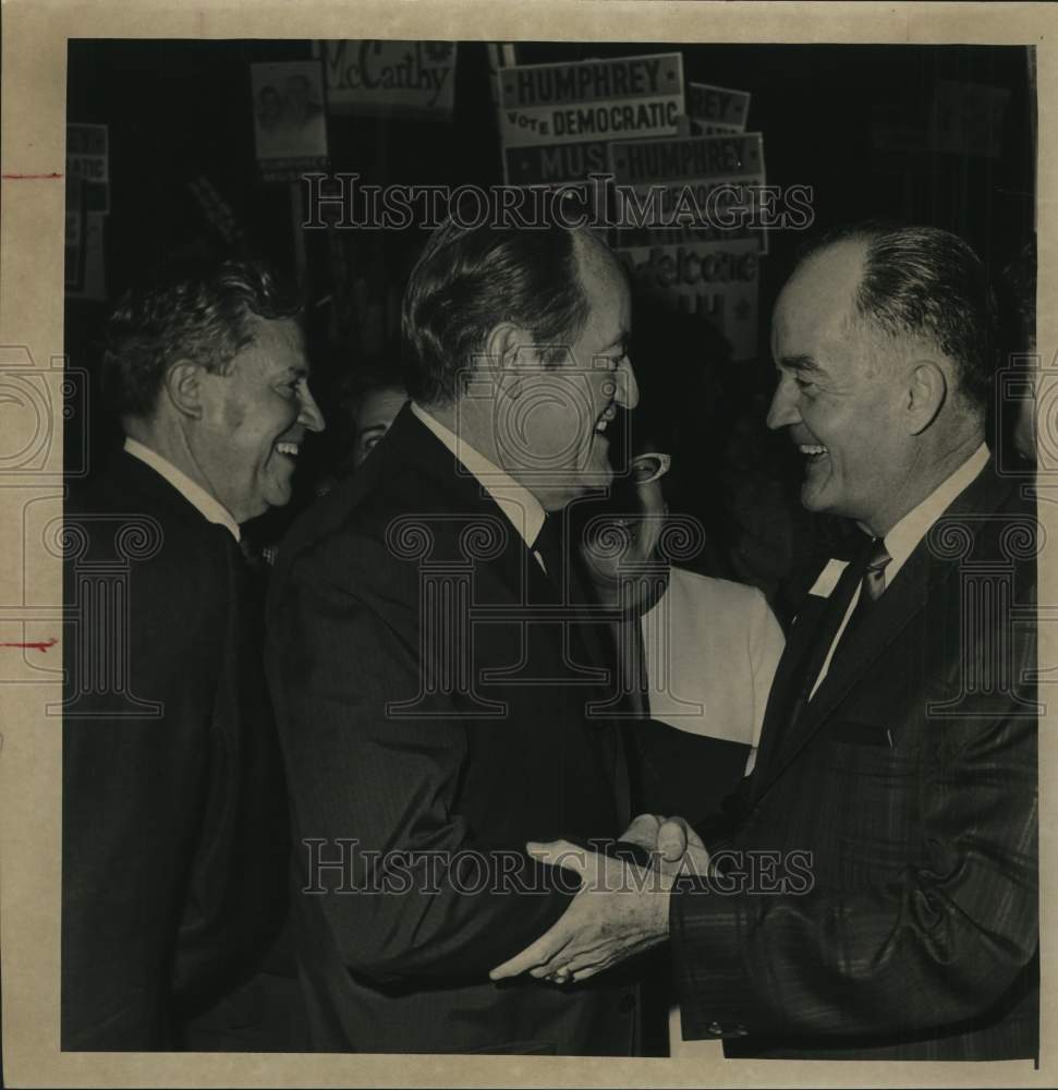 1968 Press Photo Hubert H. Humphrey welcomed by officials at San Antonio Airport