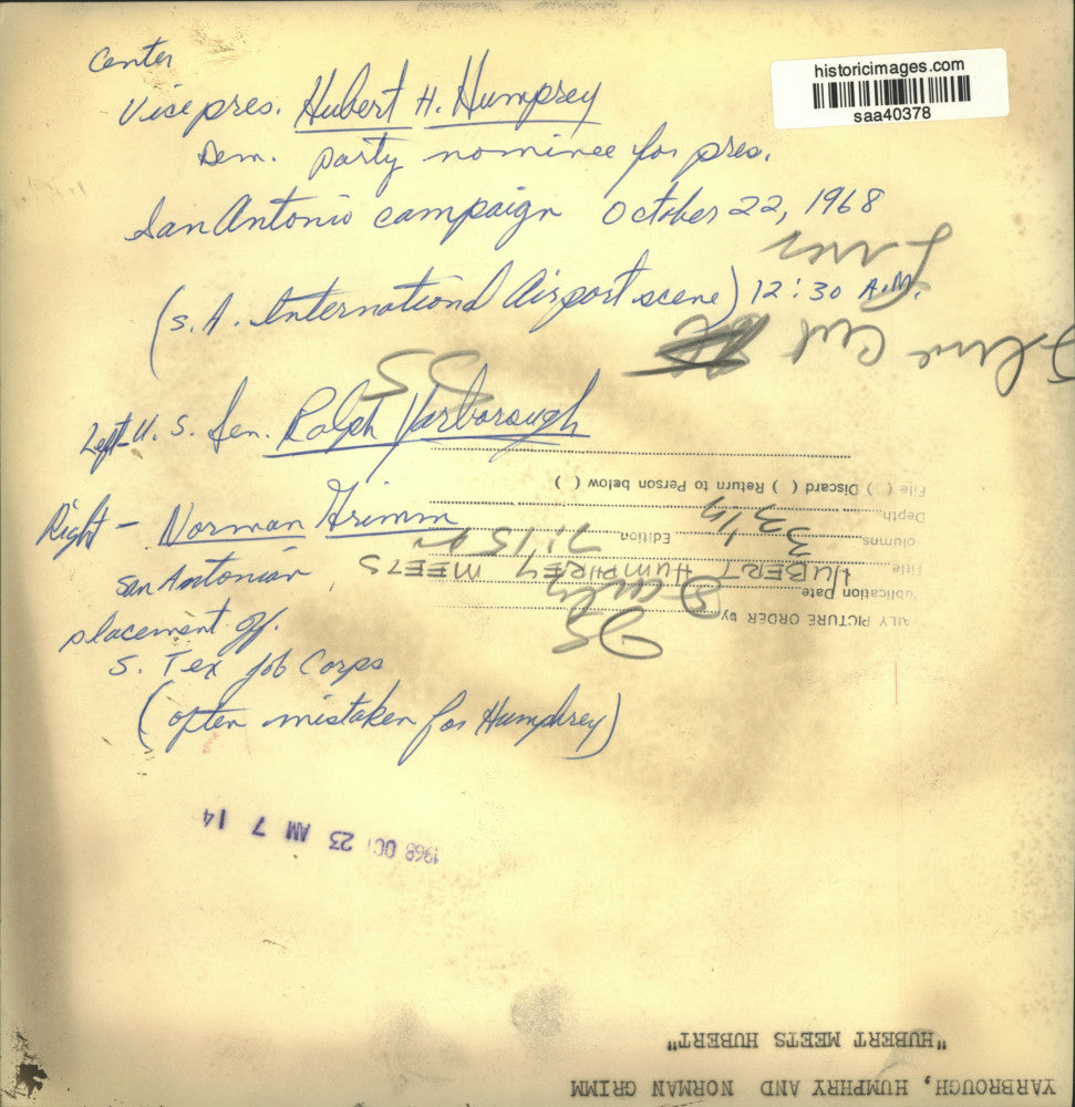 1968 Press Photo Hubert H. Humphrey welcomed by officials at San Antonio Airport