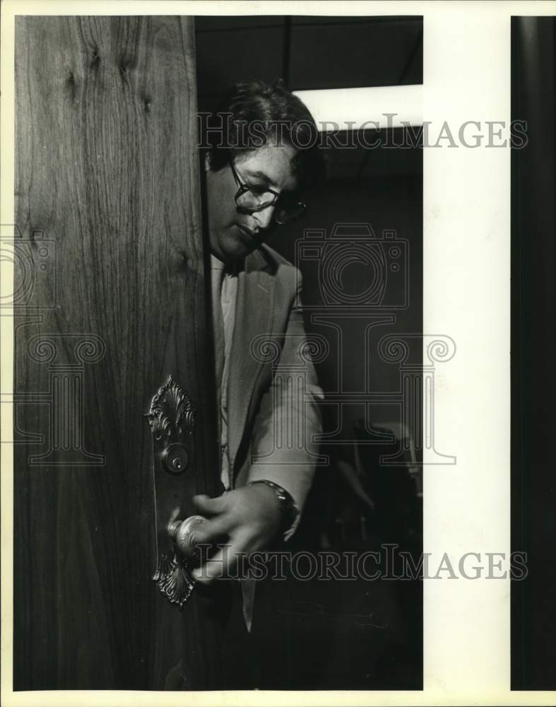 1984 Press PhotoGeorge Hernandez, assistant DA locks courthouse door - saa40990- Historic Images