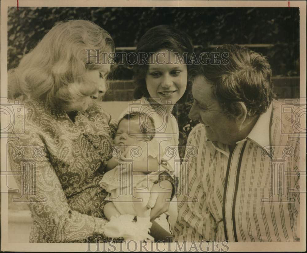 1974 Press Photo Psychic Peter Hurkos and his family - saa41184