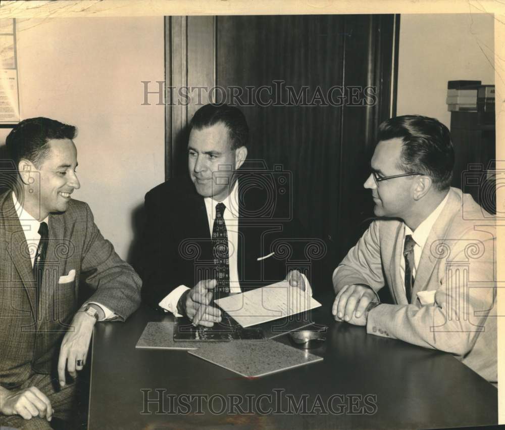 1957 Press Photo J.O. Heppes, center, Azrock Vice President talks with officials- Historic Images