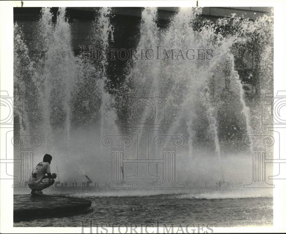 1991 Press Photo Gerardo Jaime watches Hemisfair Plaza fountain waters dance- Historic Images