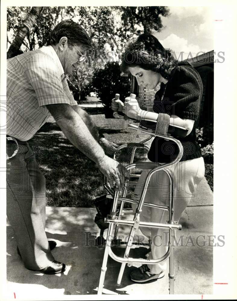 1985 Press Photo Leo Larkin assisting her daughter Judy Larkin in walker- Historic Images