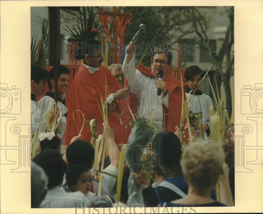 1991 Press Photo Reverend Virgil Elizondo during Blessing of the Palms- Historic Images