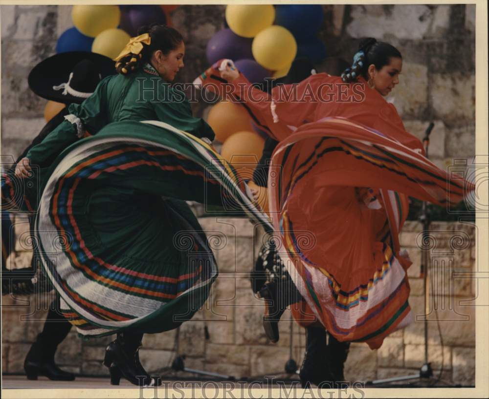 1988 Press Photo Ballet Folklorico Dancers Perform At Arneson River Theater- Historic Images