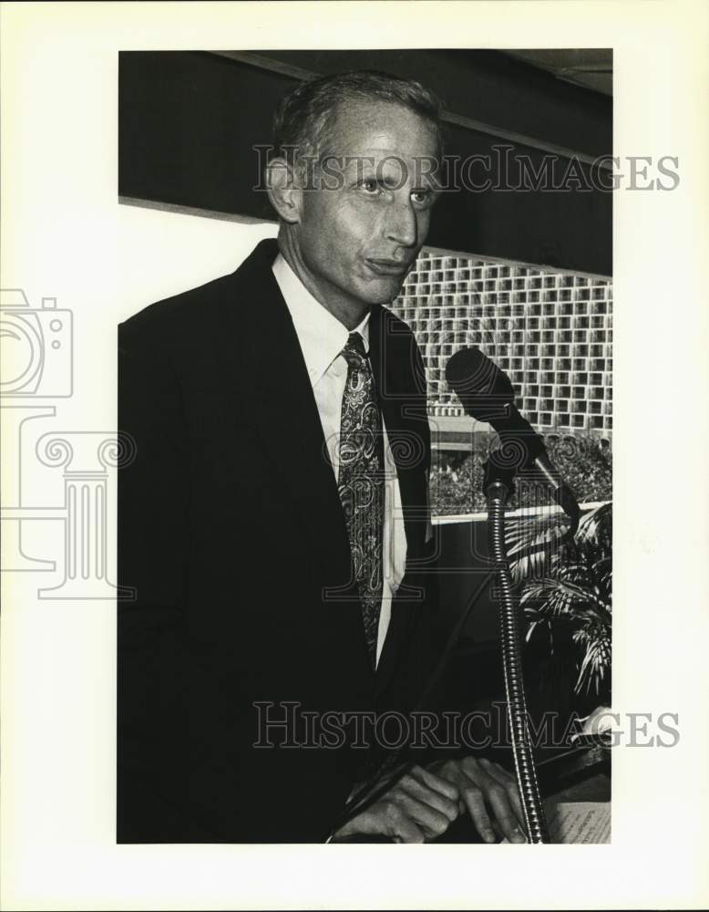 1986 Press Photo Richard Marriott makes speech at Rivercenter Mall. - saa44994- Historic Images