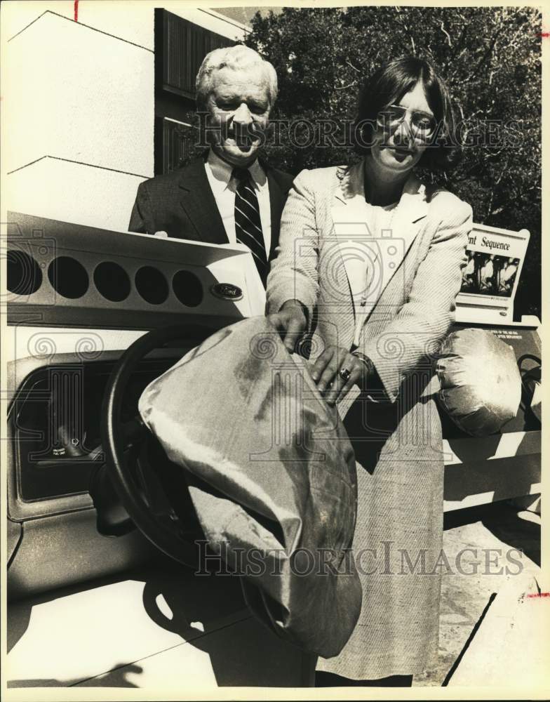 1985 Press Photo Robert F. McDermott with Helen O. Petrauskas, Texas - saa45088- Historic Images