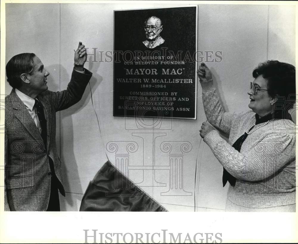 1985 Press Photo W. W. "Bo" McAllister plaque unveiled, Texas - saa46633- Historic Images