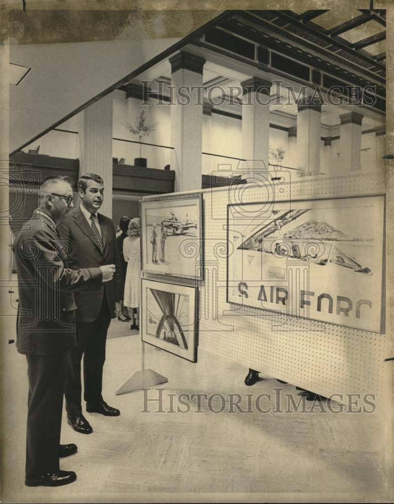 1975 Press Photo General Paul Myers and Jack Meyer with art display, Texas- Historic Images