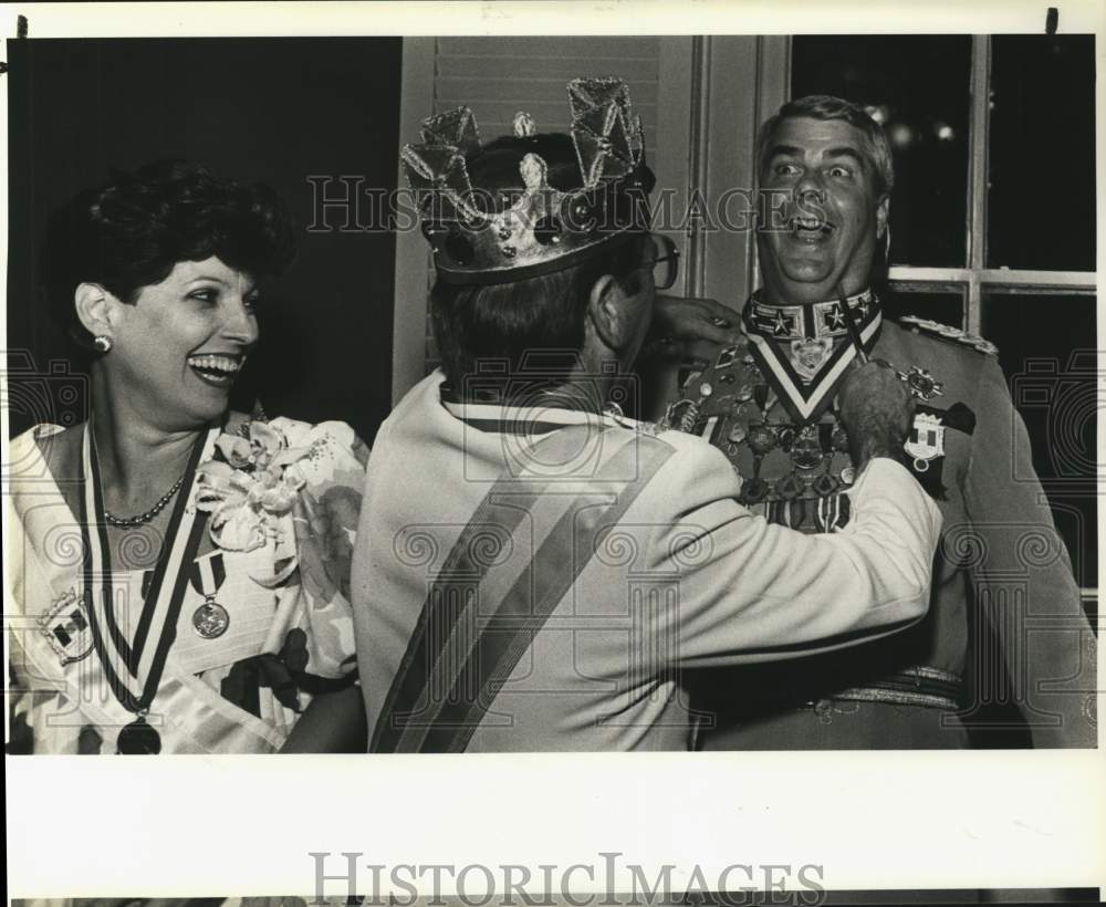 1986 Press Photo John Meyer surprised of O'Malley's Dinner at Four Seasons.- Historic Images