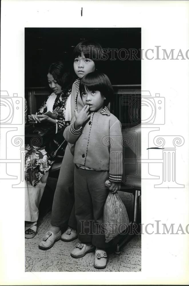 1975 Press Photo Thuy Trang & her sister Minh Huong at San Antonio Airport- Historic Images