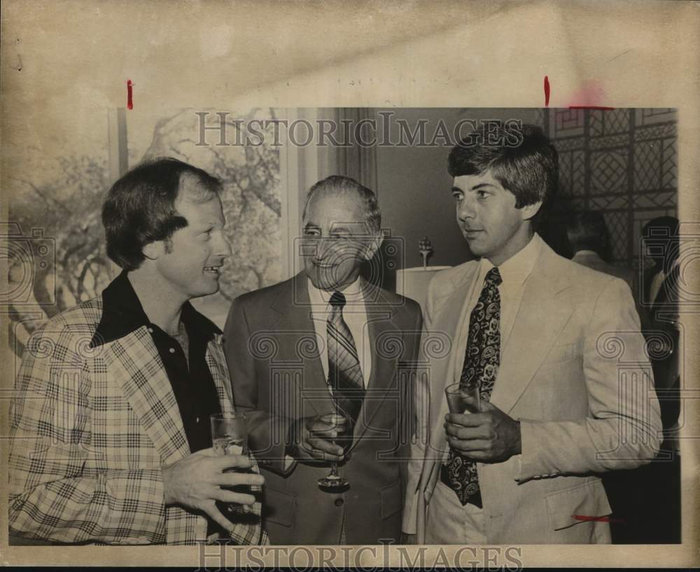 1979 Press Photo Men Chat Over Drinks, Tennis Tournament, Oak Hills Country Club- Historic Images