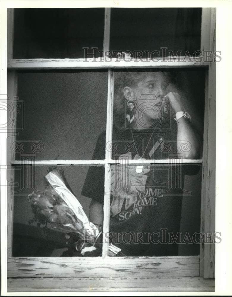 1991 Press Photo Woman Awaits Arrival Of Wounded Husband, Fort Sam Houston- Historic Images