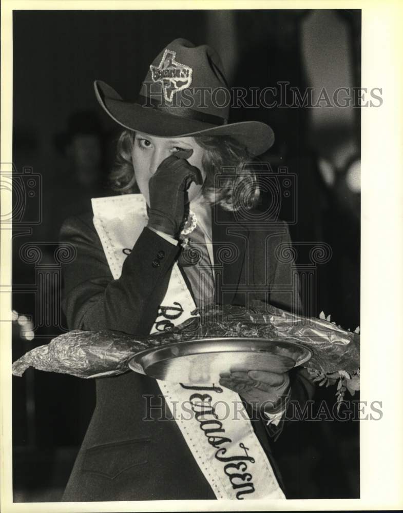1984 Press Photo Miss Texas Rodeo Teen Sandra Hurley brushes back tears, Texas- Historic Images