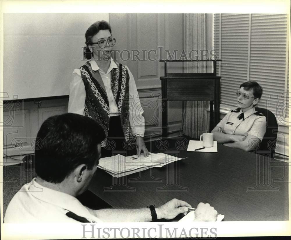 1987 Press Photo Alice Sorenson (Standing) Speaks To Officers - saa51732- Historic Images