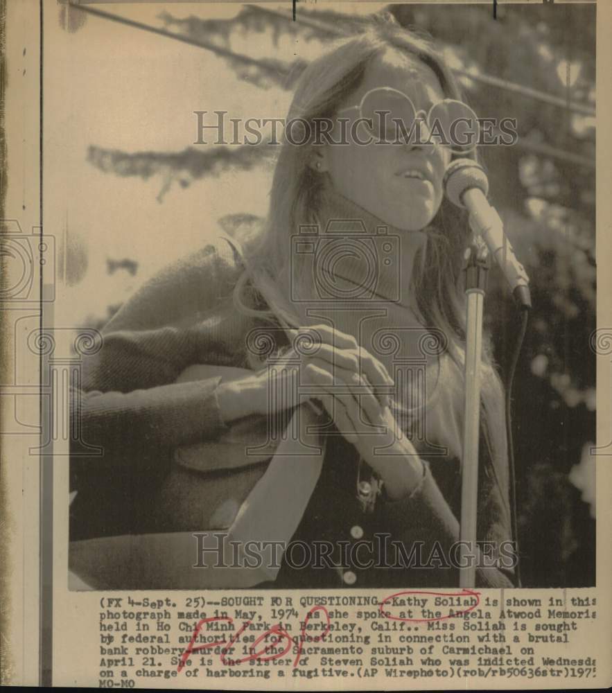 1974 Press Photo Kathy Soliah, Speaks at Memorial Service, Berkeley, California- Historic Images