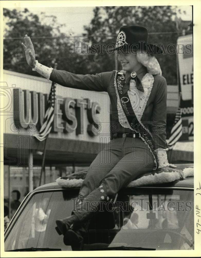 1983 Press Photo Rodeo Queen Kay Rutledge rides in Guadalupe Fair Parade, Texas- Historic Images