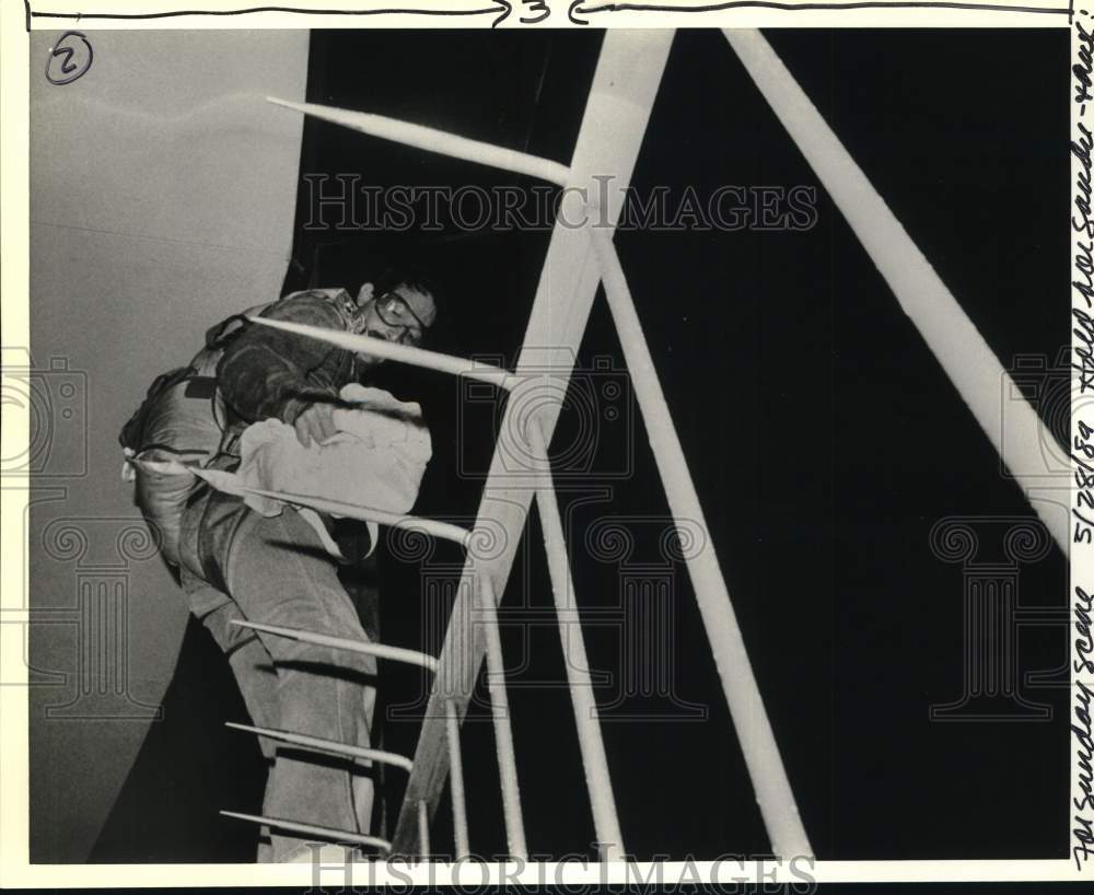 1989 Press Photo Tower jumper Andy Smith going over tower - saa52666- Historic Images
