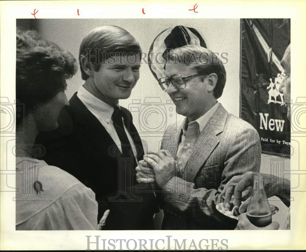 1986 Press Photo Tom Rickhoff Congratulates Lamar Smith - saa52798- Historic Images