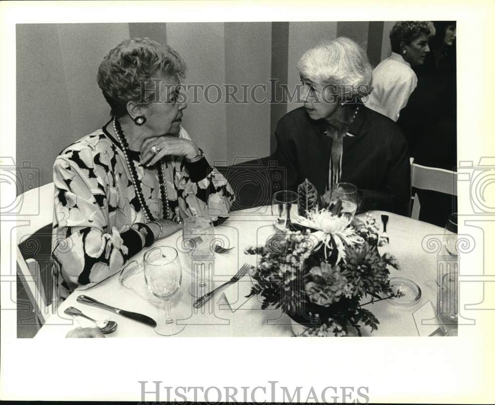 1988 Press Photo Attendees Chat At Informal Modeling Luncheon, North Star Mall- Historic Images