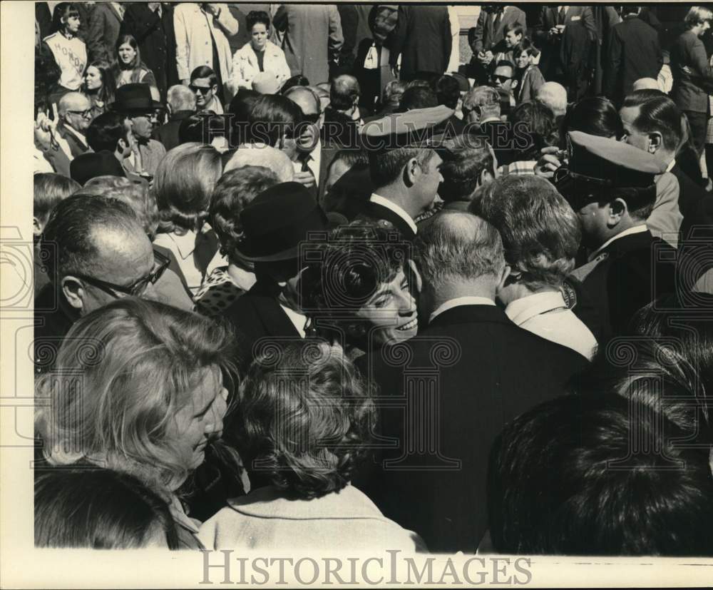 Press Photo Crowd Surrounds Governor &amp; Mrs. Preston Smith On Inauguration Day- Historic Images