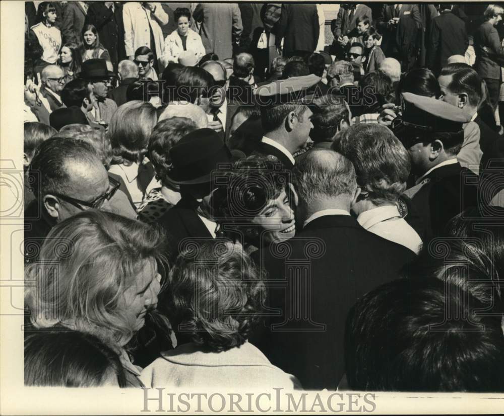 Press Photo Crowd Surrounds Governor & Mrs. Preston Smith On Inauguration Day- Historic Images