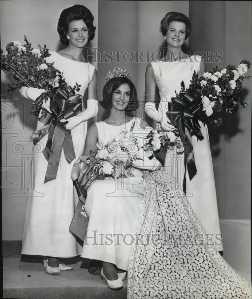 1967 Press Photo Alanna Crimmins Miss Wool of America, and her court - saa53338