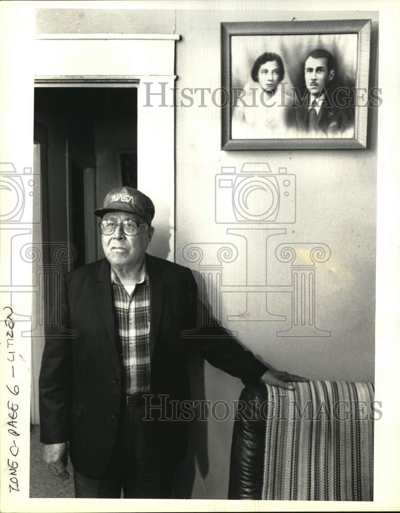 1990 Press Photo Newly Naturalized Aristeo Puente, 82, With Photo Of Self & Wife- Historic Images