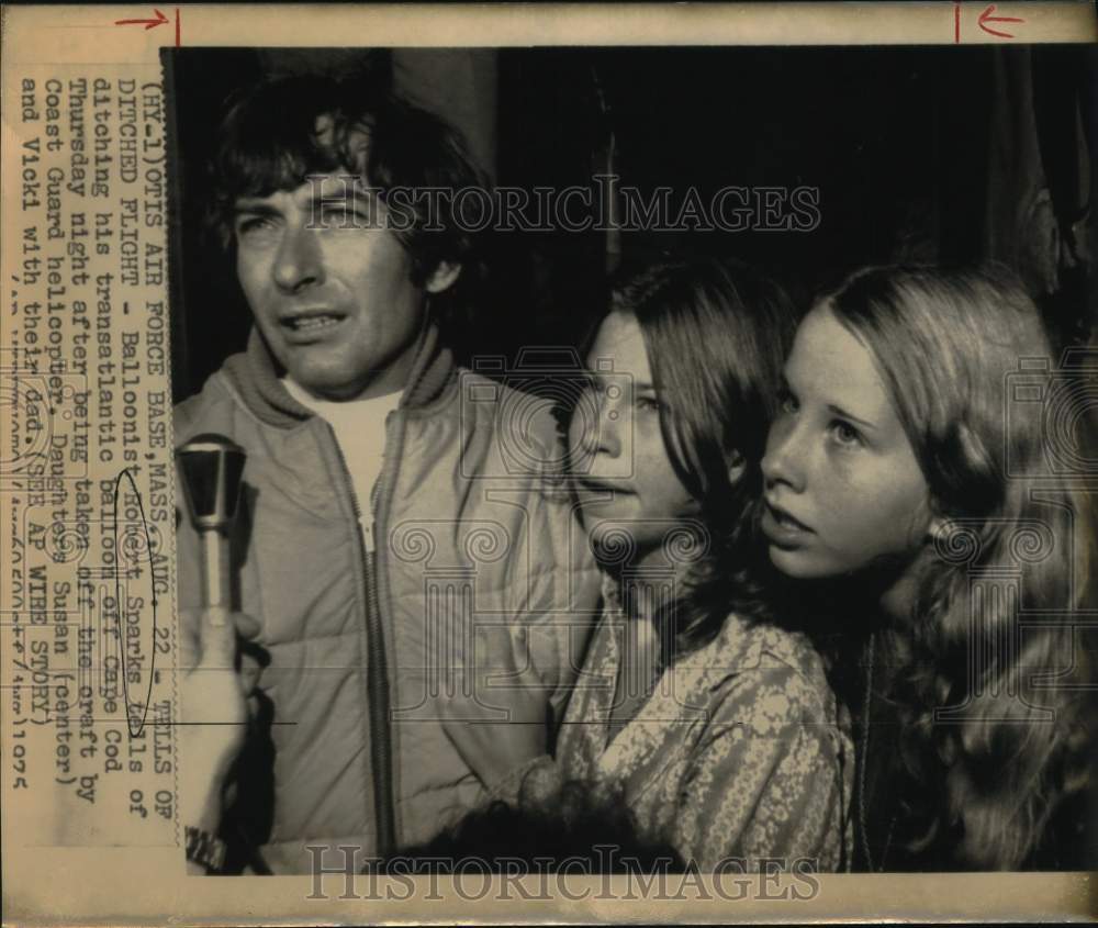 1975 Press Photo Balloonist Robert Sparks &amp; his daughters, Massachusetts- Historic Images