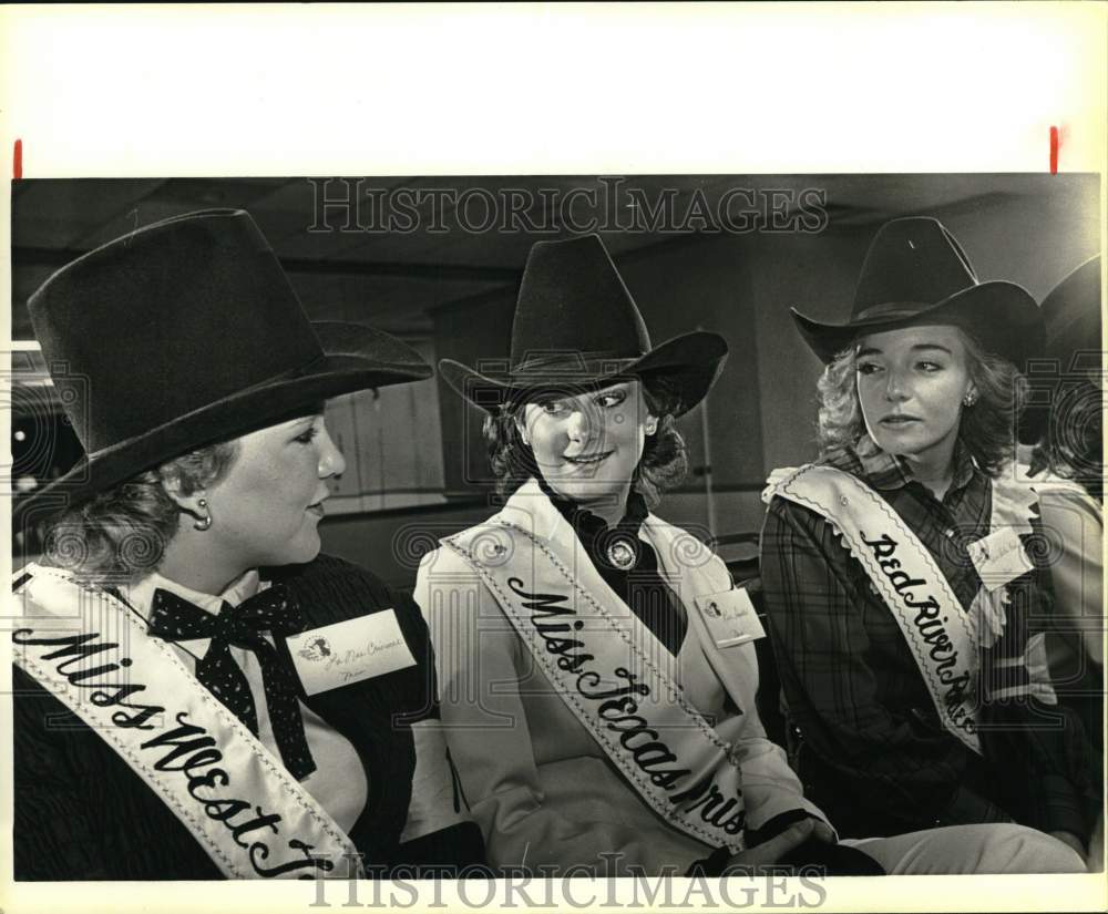 1984 Press Photo Miss Rodeo Texas Pageant Contestants Chat, Sheraton San Antonio- Historic Images