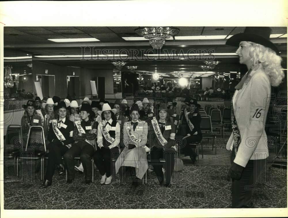 1984 Press Photo Miss Rodeo Texas Gayle "K" Rutledge Speaks To Contestants- Historic Images