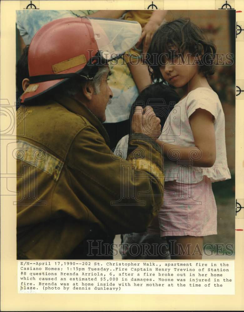 1990 Press Photo Fire Capt. Henry Trevino Asks Child About Casiano Homes Fire- Historic Images