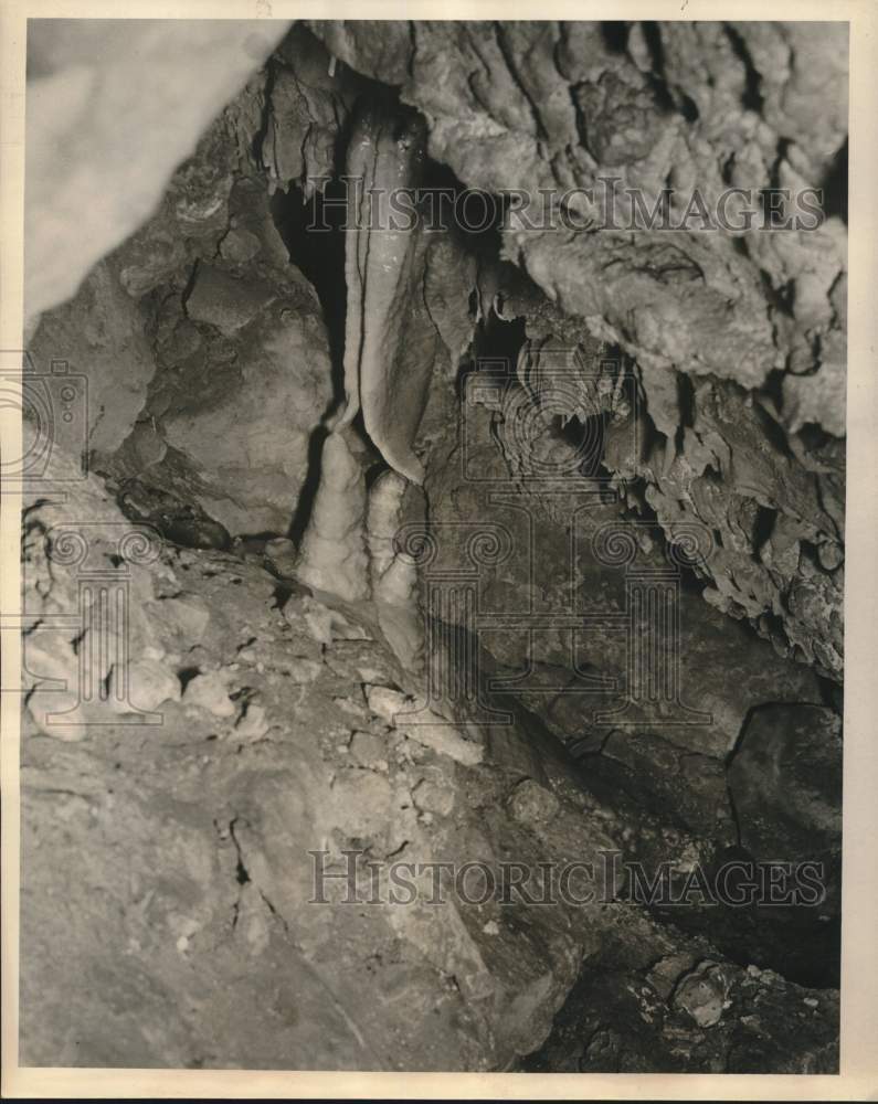 Press Photo View inside cave at Rock Springs - saa54963