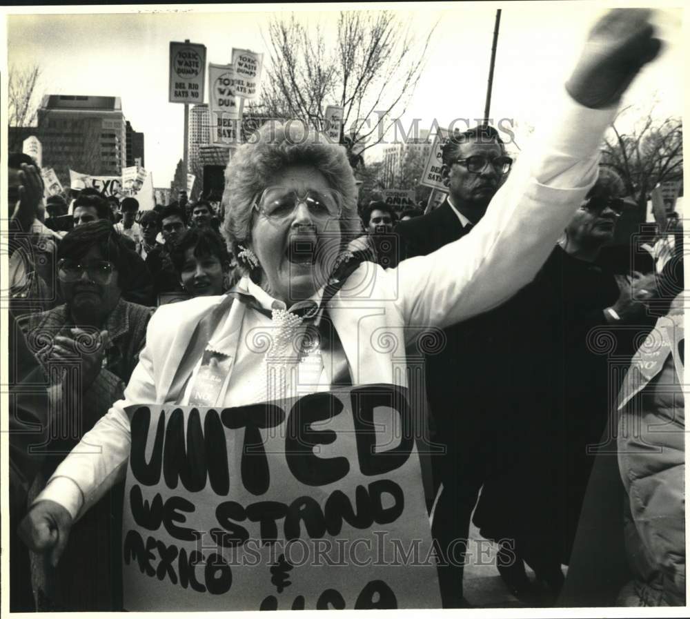 1993 Press Photo Tootsie Herndon Protests Nuclear Waste at Texas/Mexico Border- Historic Images