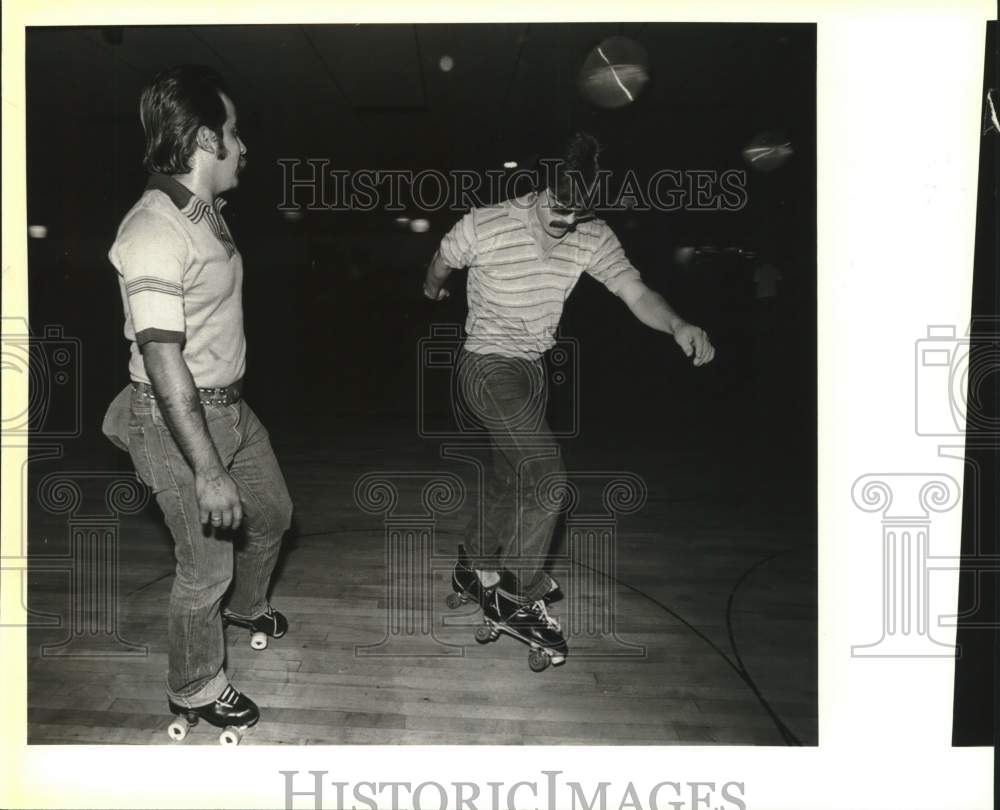 1982 Press Photo Gentlemen roller skating at Recoleta Street rink, Texas- Historic Images