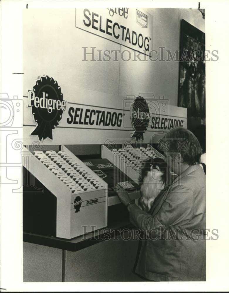 Press Photo Pedigree Selectadog Computer at River City Cluster Dog Shows- Historic Images