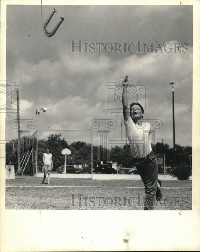 1959 Press Photo Young Man Throws Horseshoe at San Antonio Recreation Center- Historic Images