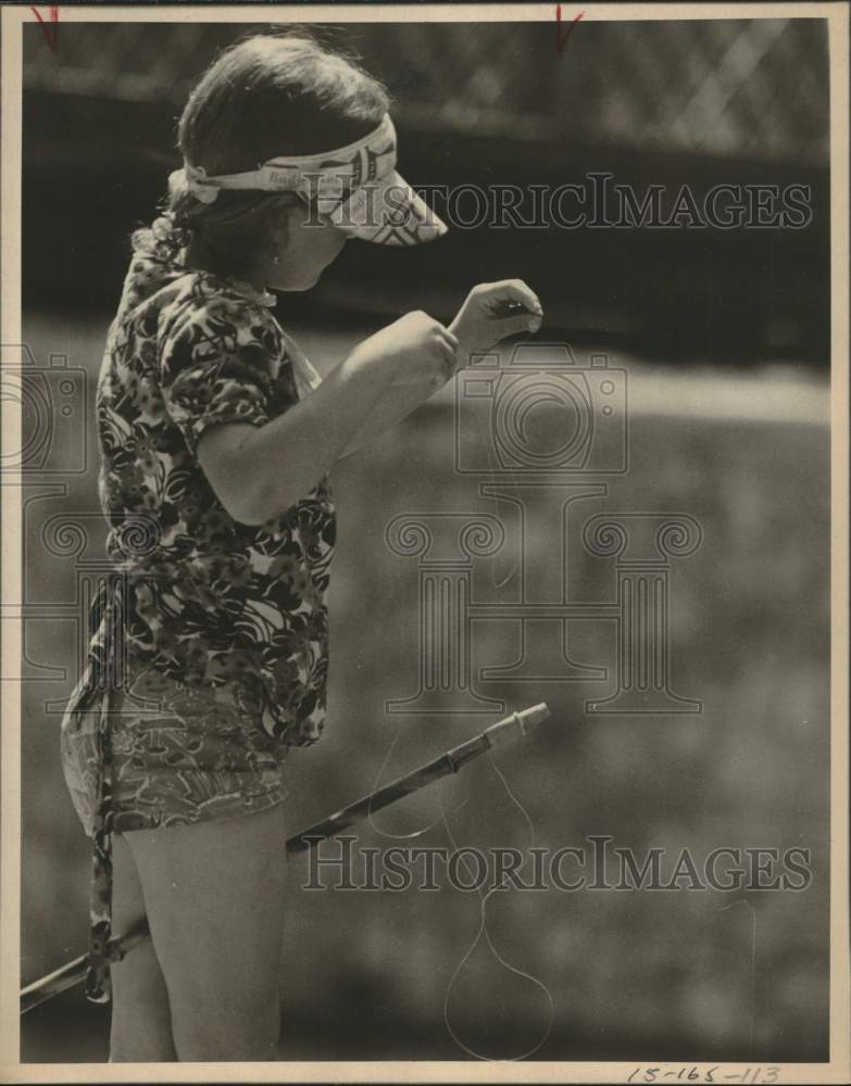 1974 Press Photo Lady putting worm on fishing hook - saa55731- Historic Images