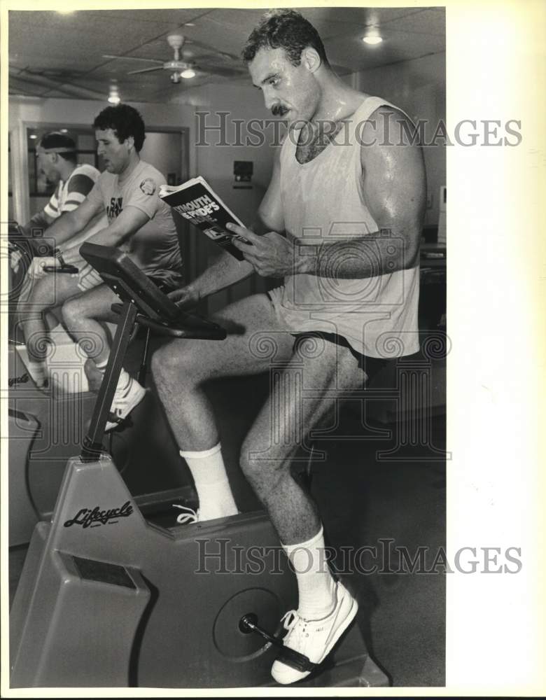 1988 Press Photo Doug Gray Exercises at Racquetball & Fitness Club - saa55781- Historic Images