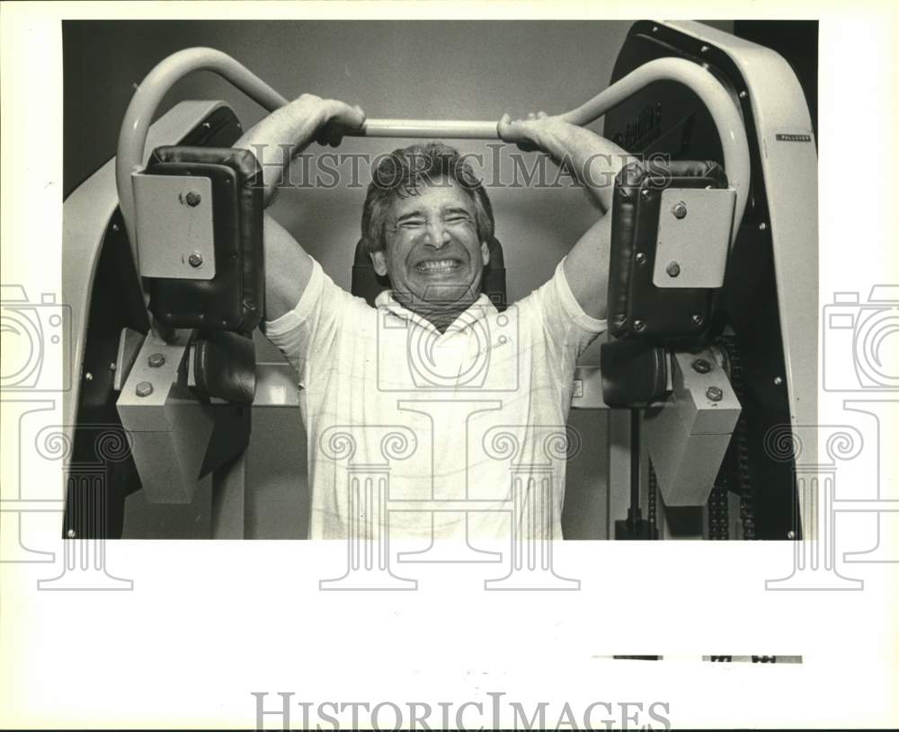 1988 Press Photo Ernesto Ancira Uses on Nautilus at Racquetball and Fitness Club- Historic Images