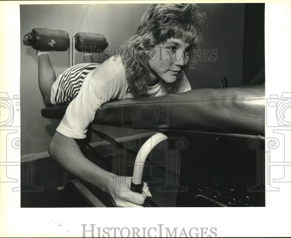 1988 Press Photo Jill Bernson, Instructor, Exercises at Racquetball and Fitness- Historic Images