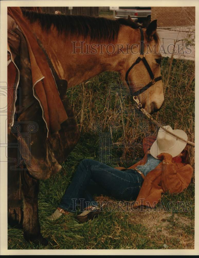 1988 Press Photo Laura Galbraith resting at San Antonio Stock Show &amp; Rodeo- Historic Images