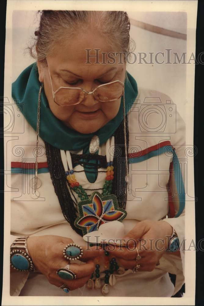 1989 Press Photo Evelyn St. Cyr, a Winnebago Indian at Tee-Pee exhibit, Texas- Historic Images