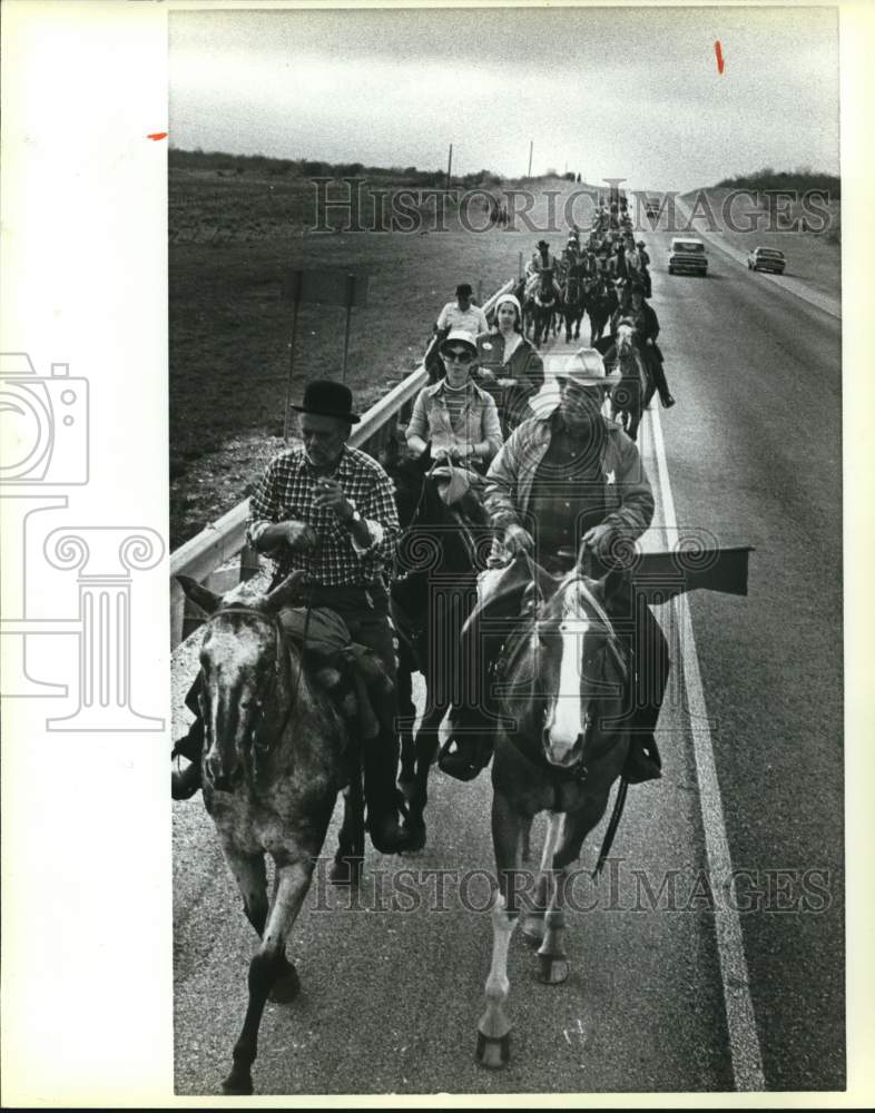 1983 Press Photo San Antonio Stock Show &amp; Rodeo horseback trail riders- Historic Images