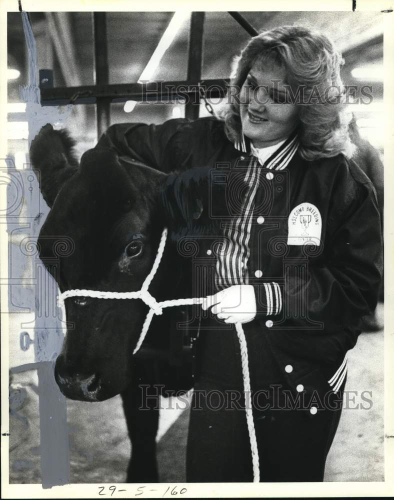 1983 Press Photo Kelly Holcomb &amp; her cow at the San Antonio Stock Show &amp; Rodeo- Historic Images