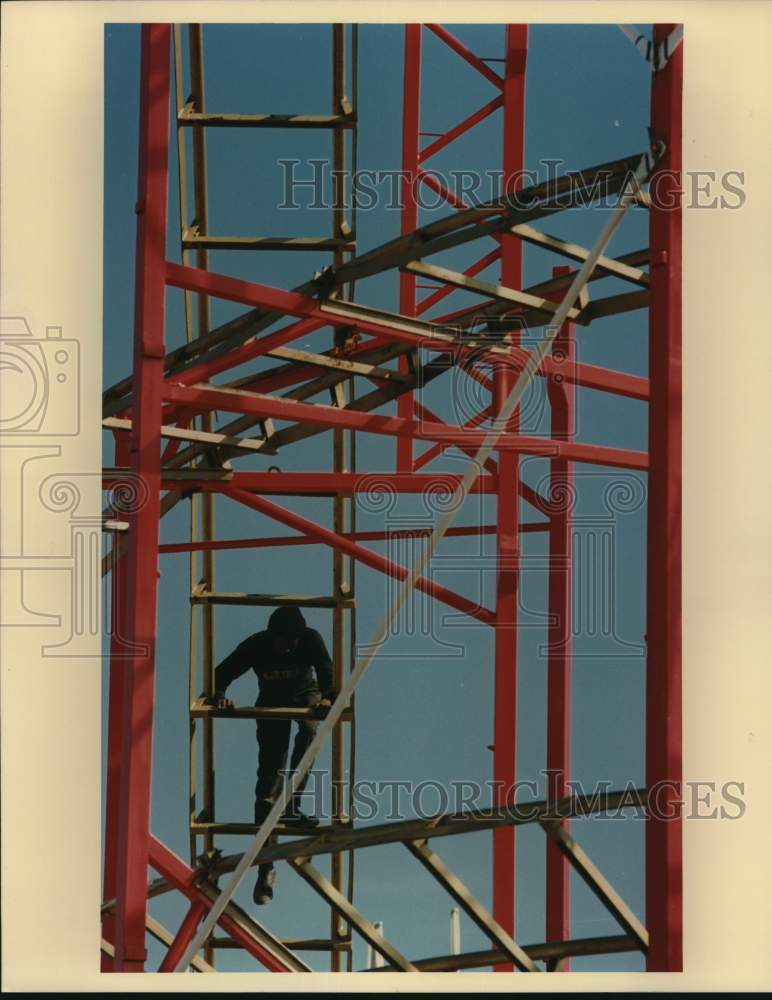 1990 Press Photo James &quot;JJ&quot; Johnson works on coaster tracks at rodeo show, Texas- Historic Images