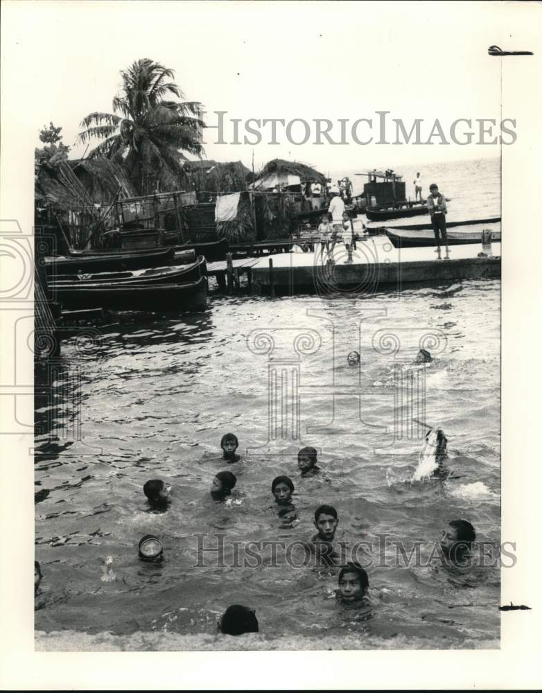 Press Photo Cuna Indians of the San Blas Islands swimming - saa56375- Historic Images