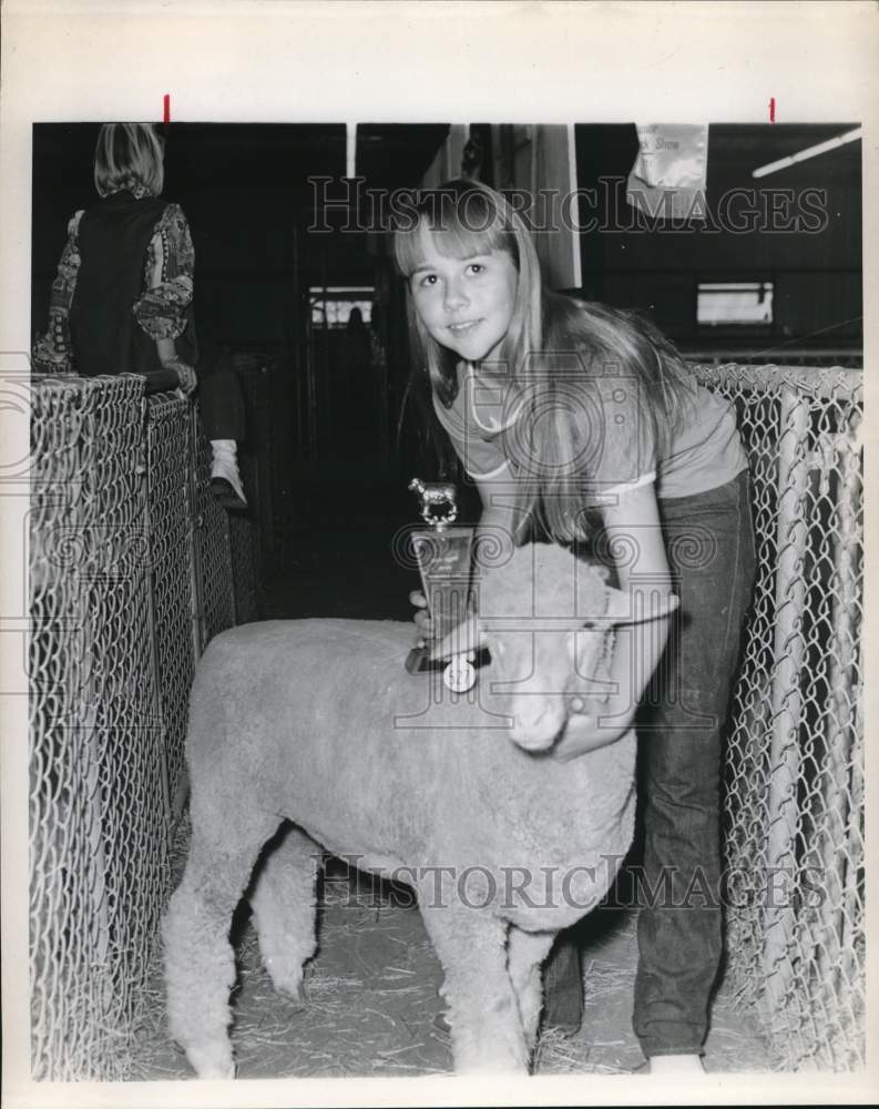 1971 Press Photo San Antonio Livestock and Rodeo Sheep winner with owner- Historic Images